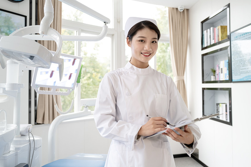 亚洲女牙医在诊所图片素材