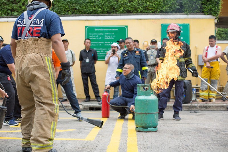 消防队员正在教育公众如何灭火图片下载