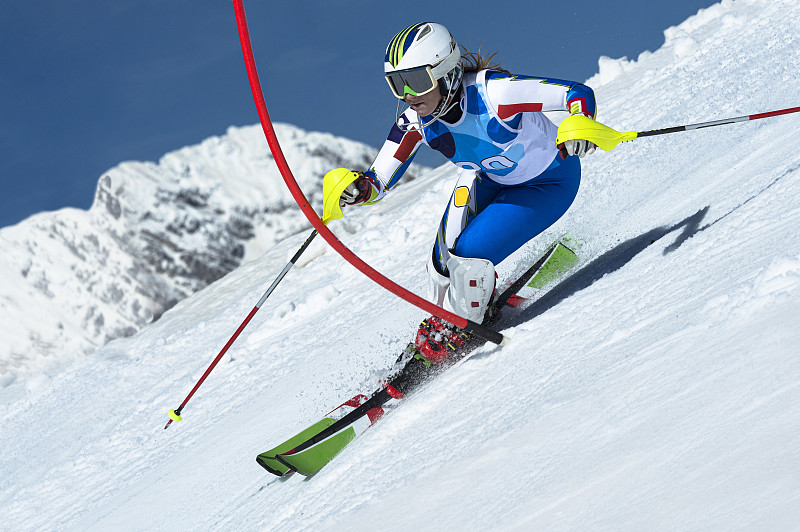 成年女性高山滑雪竞速障碍图片下载