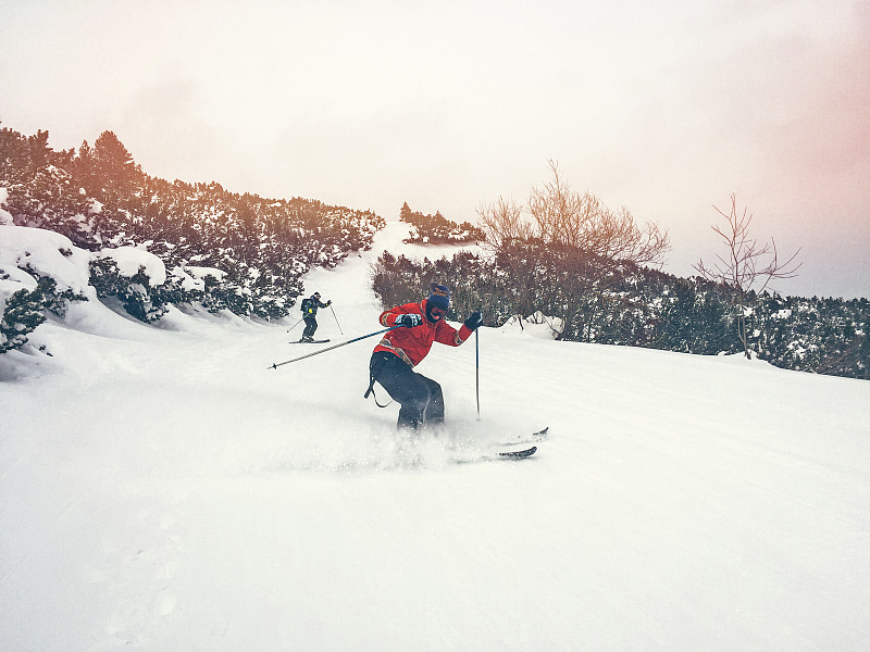 山上的滑雪者图片下载