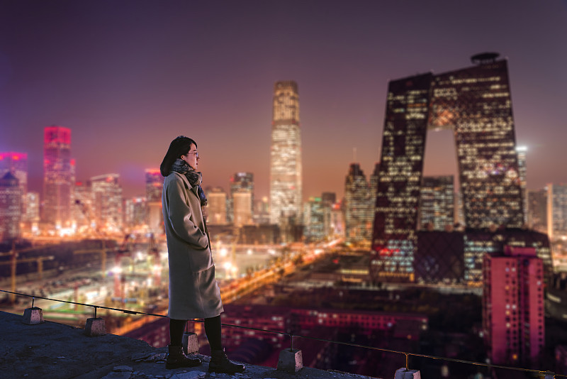 亚洲女人在夜晚俯瞰城市图片下载