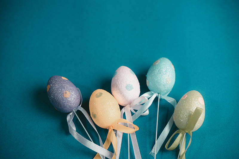 特写的彩色复活节彩蛋在蓝色的背景图片素材