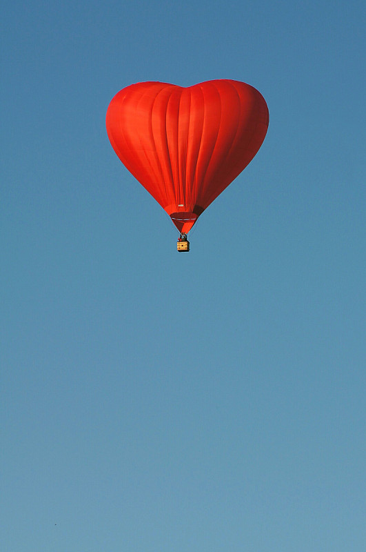 低角度的热气球在晴朗的蓝天图片下载