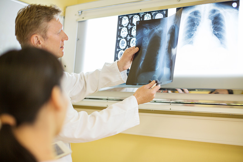 放射科医生和同事在医院检查x光片图片下载