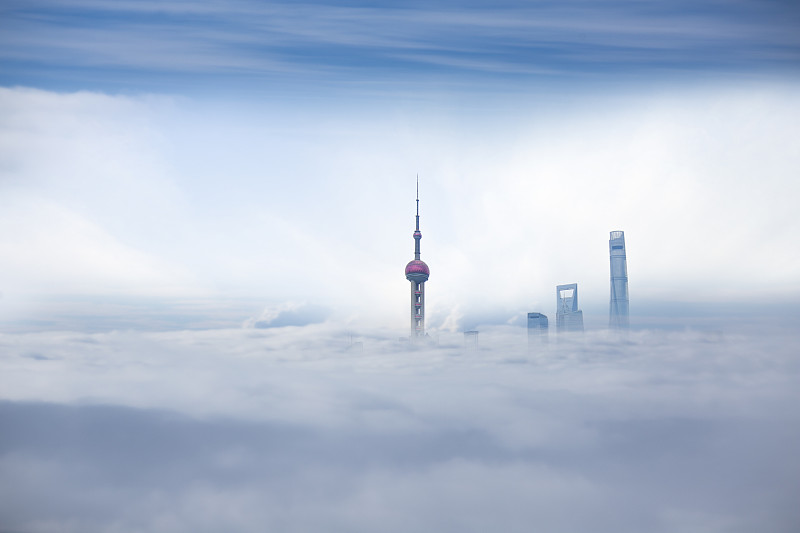 上海的城市风光，陆家嘴的商业大厦在雾中图片素材