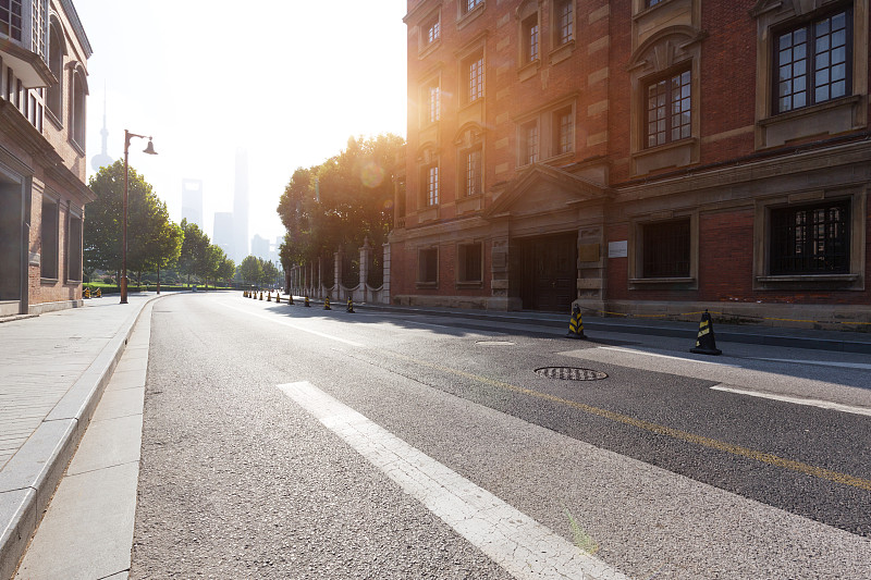 空沥青路与阳光的城市道路图片素材