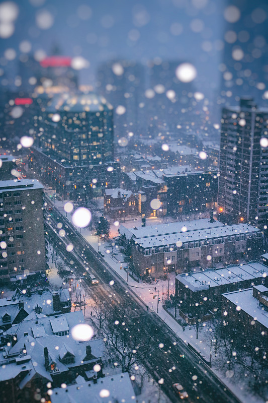 冬季奇妙城市的雪花玻璃球图片下载