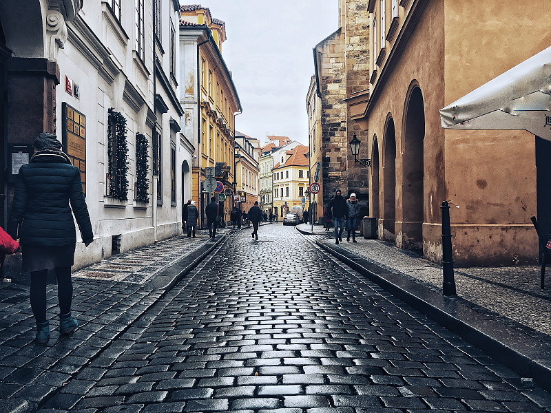 布拉格古城历史中心的鹅卵石街道和行人图片素材