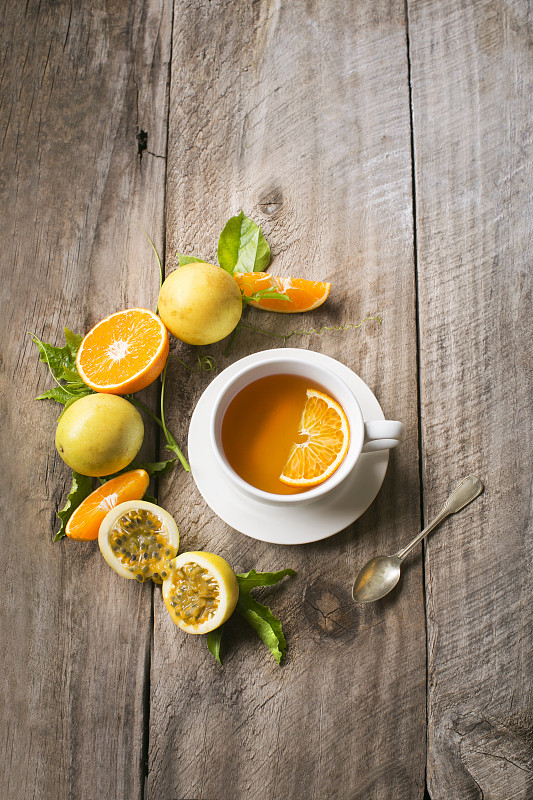 一杯橘子香果茶在乡村的木制背景。图片下载
