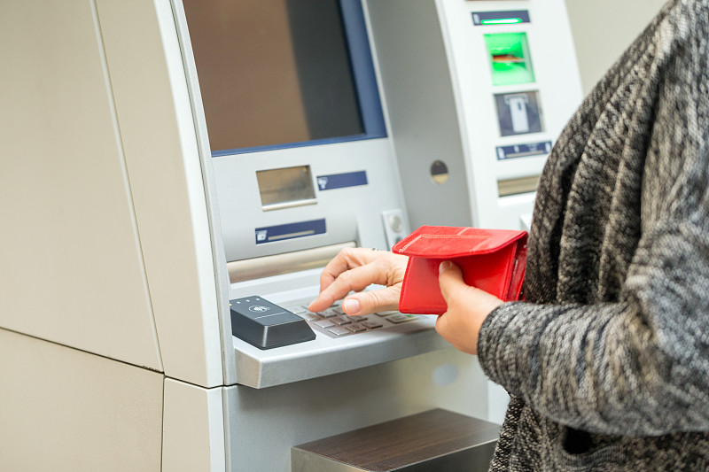 在ATM机输入密码的资深女性图片下载