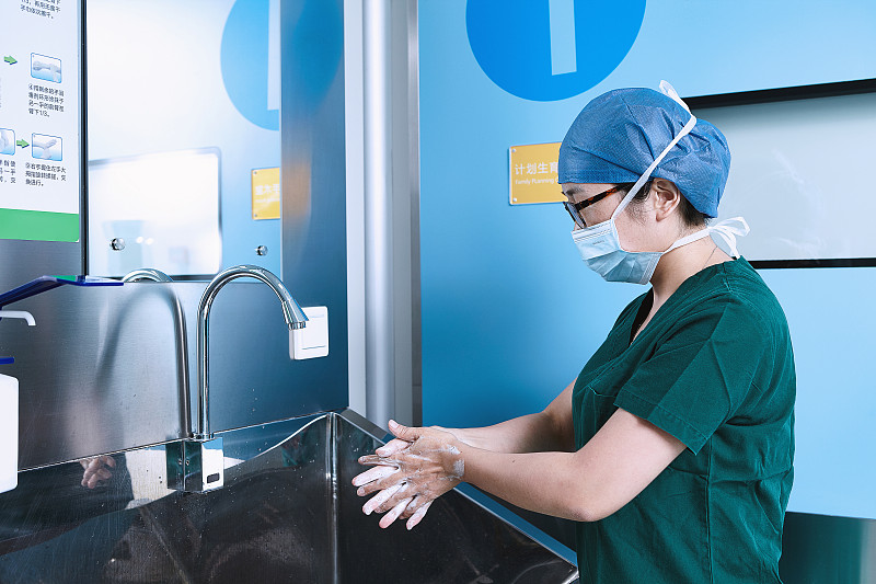 手术室护士在产科病房洗手图片下载
