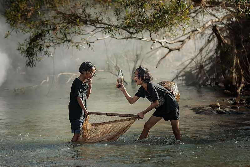 农村儿童在河边钓鱼图片下载
