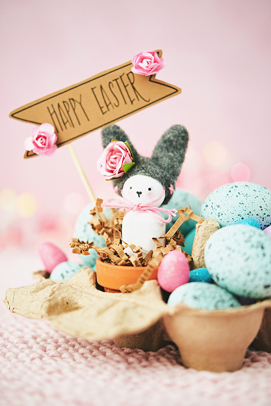 手工制作的复活节兔子在纸板蛋盒与快乐复活节信息图片下载