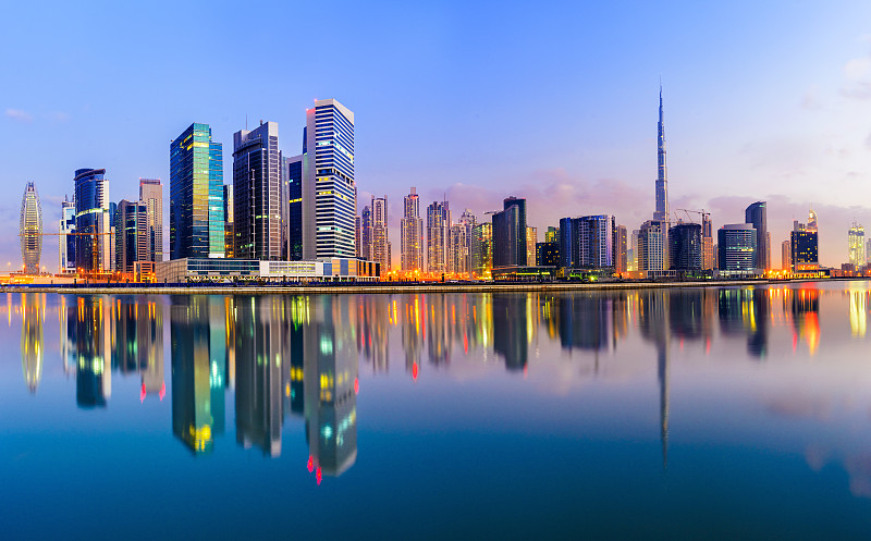 日落时分迪拜市中心天际线的全景图片素材