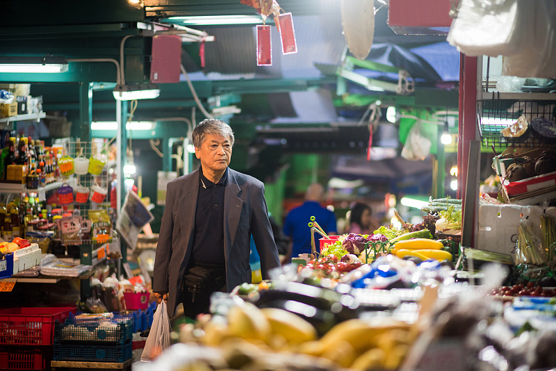 年长亚洲男子在当地市场购物图片下载