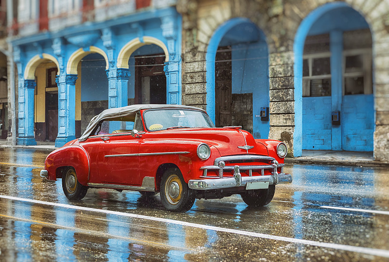 古巴哈瓦那老城的老式经典红色美国老爷车图片下载