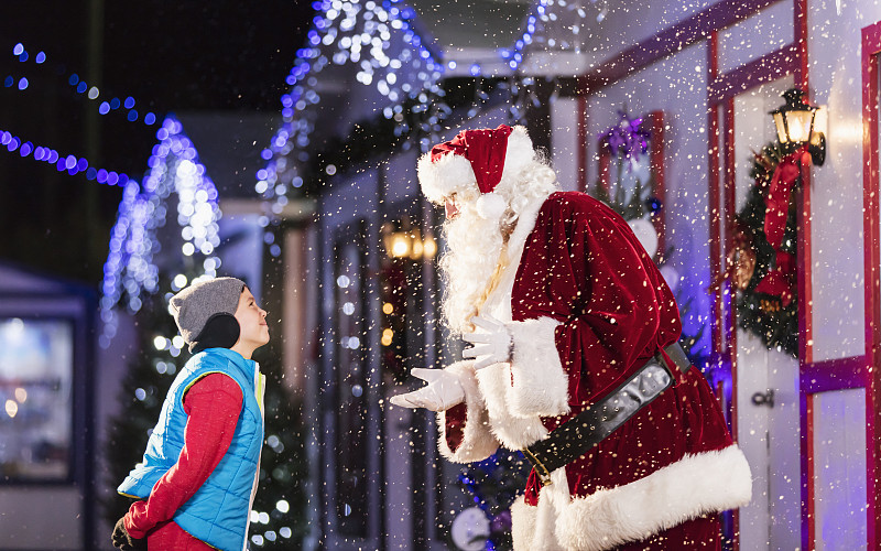 圣诞老人在冬季节日和小男孩聊天图片下载