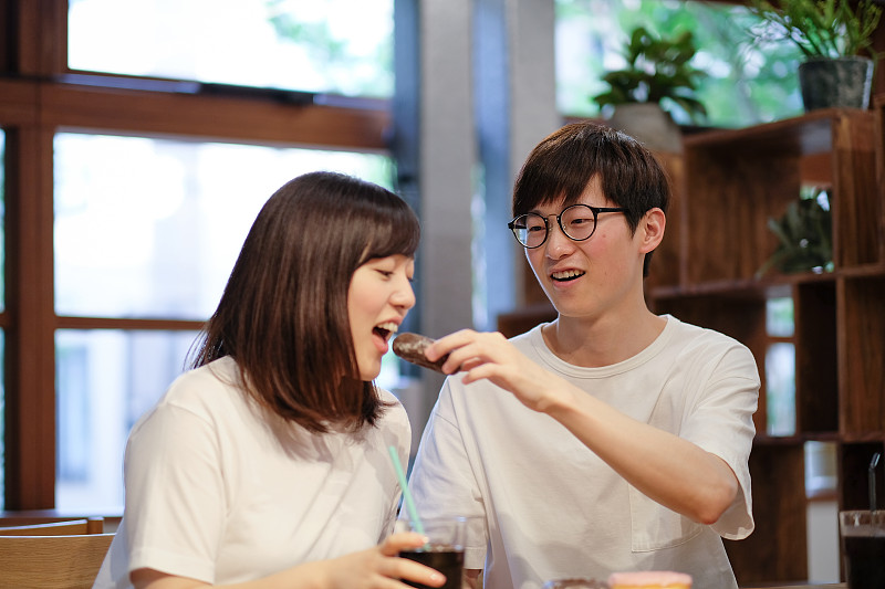 亚洲情侣在咖啡馆约会图片下载