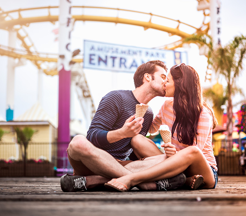 一对情侣在洛杉矶的游乐园接吻图片下载