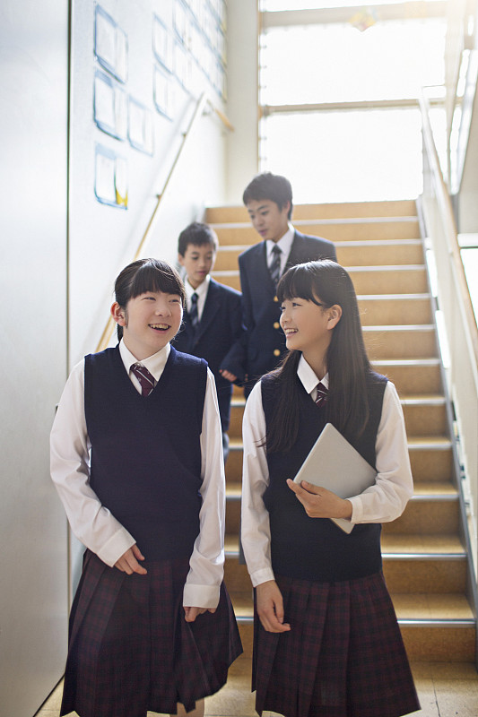 日本学生走在学校的楼梯上图片下载