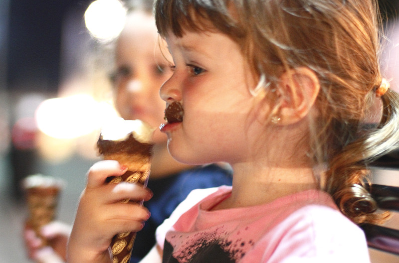 小女孩们在吃冰淇淋图片下载