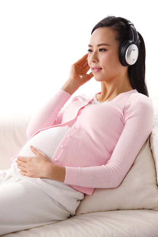 孕妇坐在沙发上听音乐图片下载