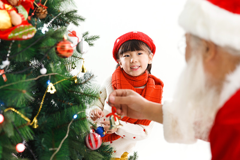 圣诞老人和小女孩在装饰圣诞树图片下载