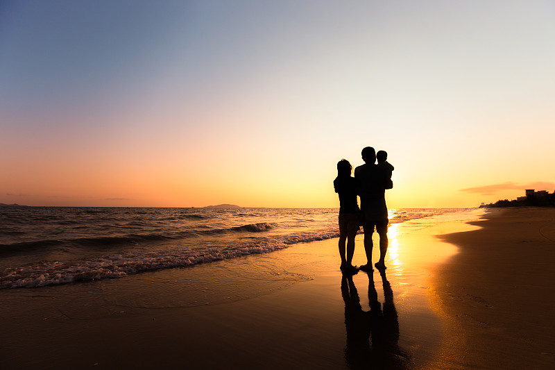 海边看夕阳的一家人图片下载