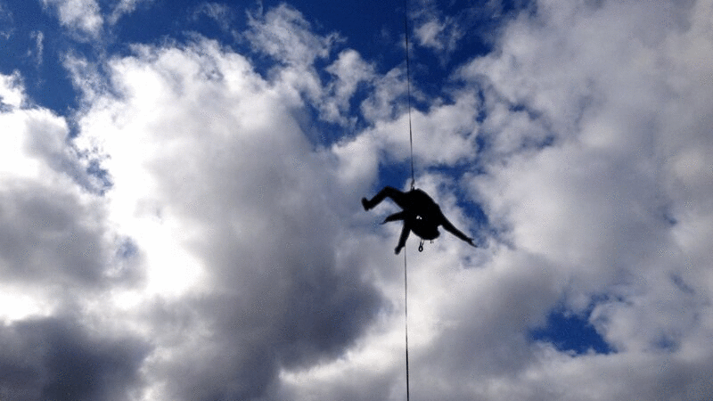 悬吊在半空中的攀岩者剪影插画下载