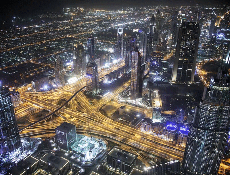 放大延时城市景观在夜晚，迪拜，阿联酋图片下载