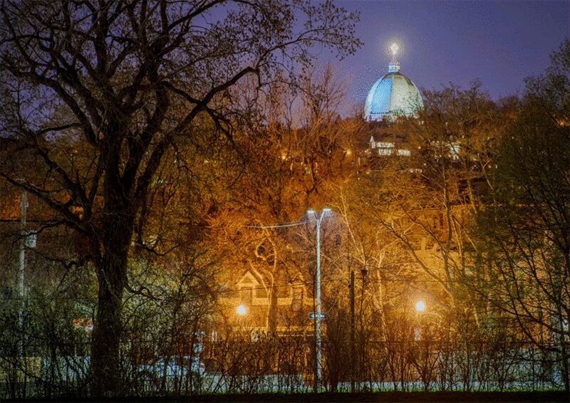 延时拍摄的交通与大教堂圆顶在夜间的背景图片下载