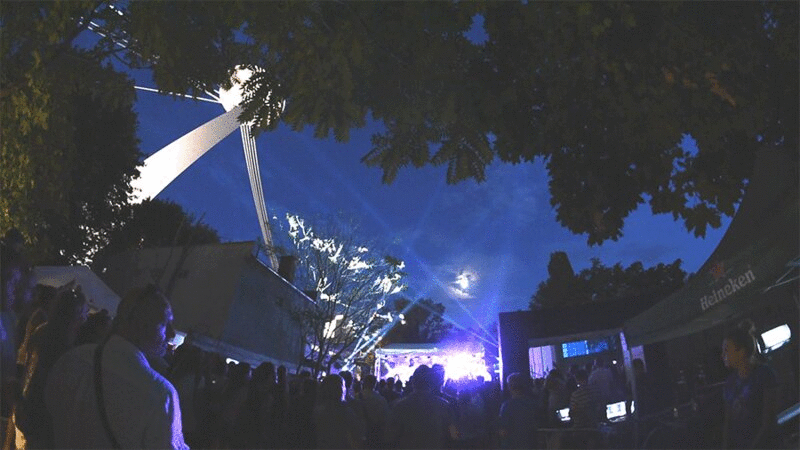 夜晚音乐节上的人群，蓝色的灯光图片下载
