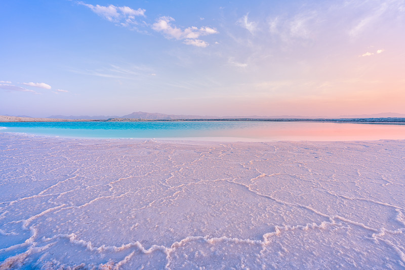 美丽的沙漠盐湖日落图片下载
