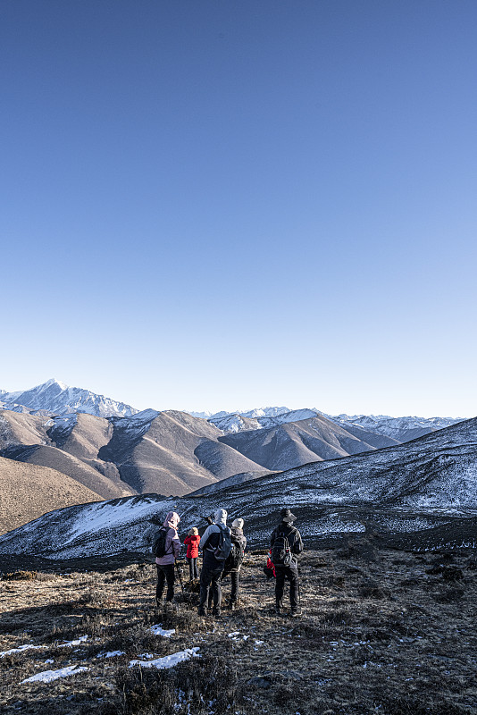 一群户外登山爱好者在贡嘎雪山前图片下载