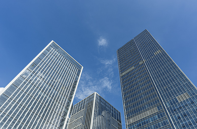 仰视济南CBD金融区里的摩天大楼图片素材