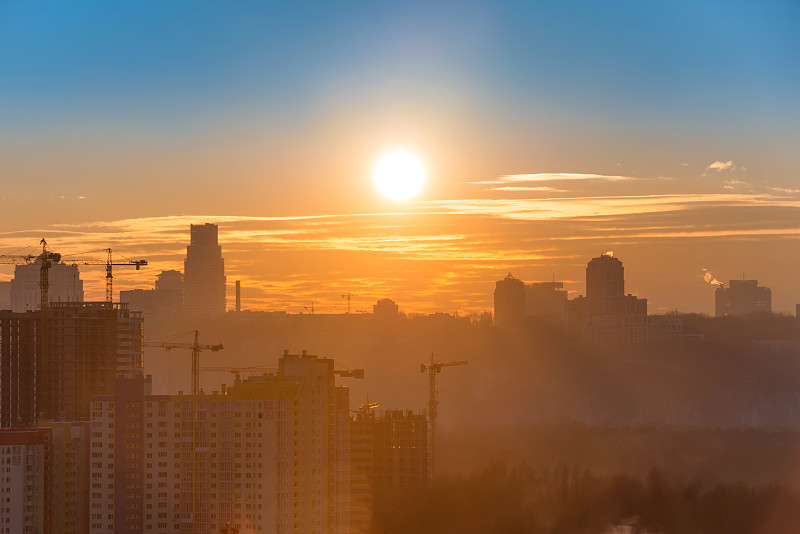 城市背景上的日落图片下载