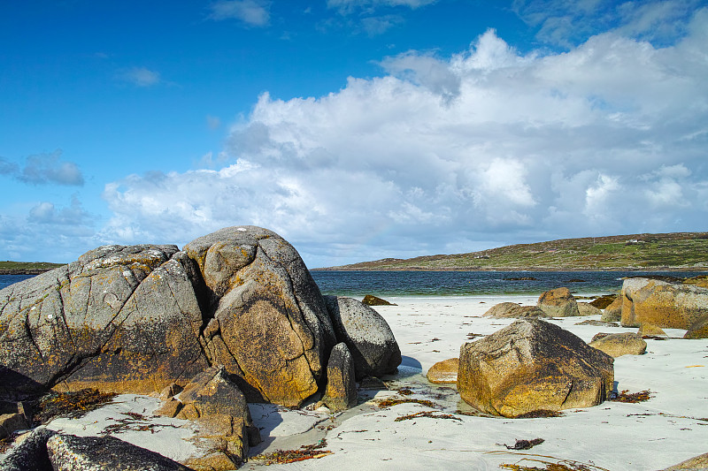 爱尔兰克利夫登的岩石和后方的大海图片下载