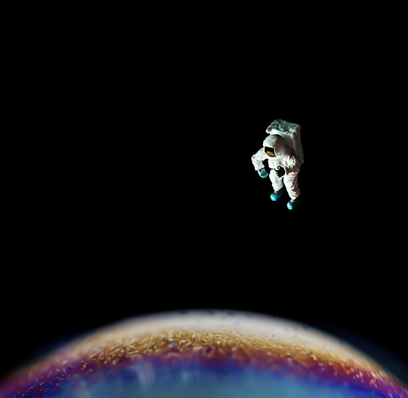 宇航员模型与肥皂泡星球图片下载