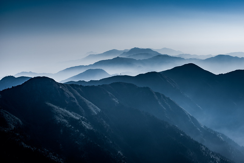 雾气在湖南衡阳南岳衡山群山之间升起，重峦叠嶂犹如一幅水墨画图片下载