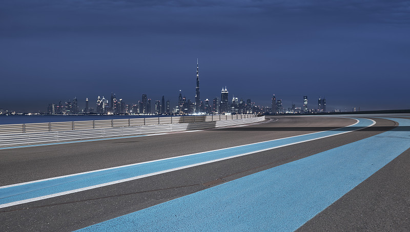 迪拜地标摩天大楼夜景和F1赛道图片素材