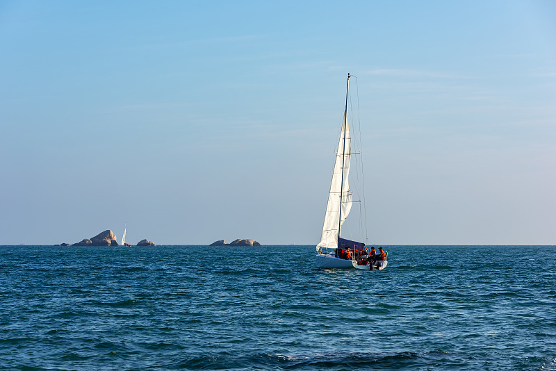 亚洲中国海南省三亚市天涯海角景区海上帆船运动图片下载