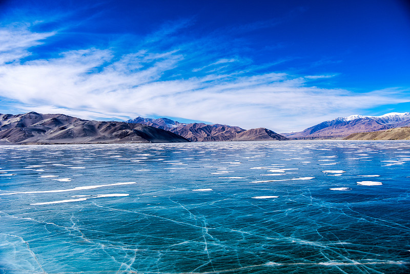 中国新疆蓝天白云下结冰的卡拉库里湖景观图片下载