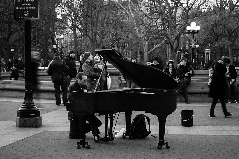 街上的钢琴图片下载