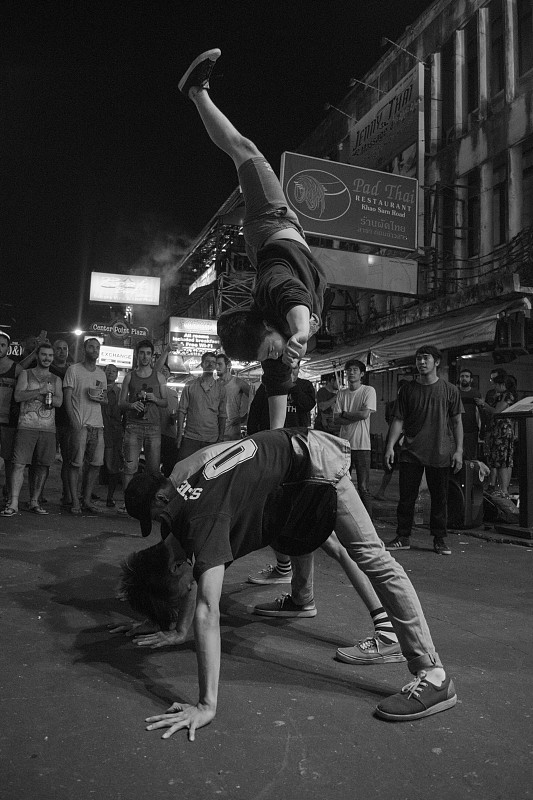 晚上在街上跳舞的男人图片下载