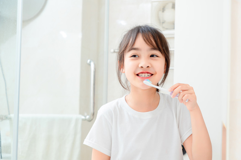 正在刷牙的亚洲小女孩图片下载