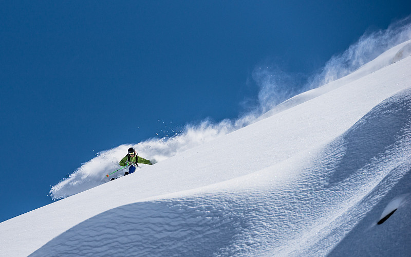 奥地利巴得嘎斯坦，女子在厚厚的粉状雪中滑雪图片素材