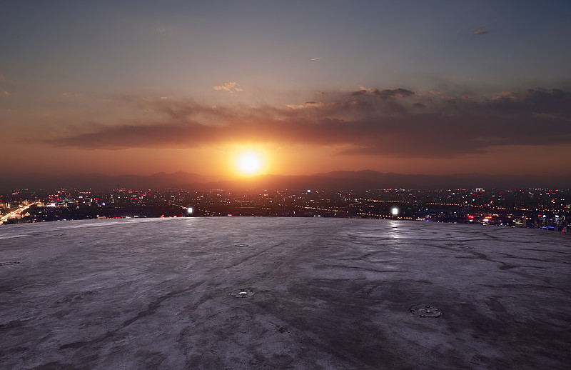 日落时分航拍北京城市全景和顶楼停机坪光效果图片下载
