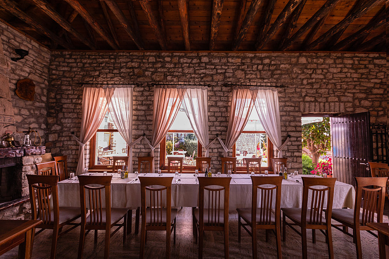 东欧阿尔巴尼亚萨兰达古堡室内餐厅图片素材