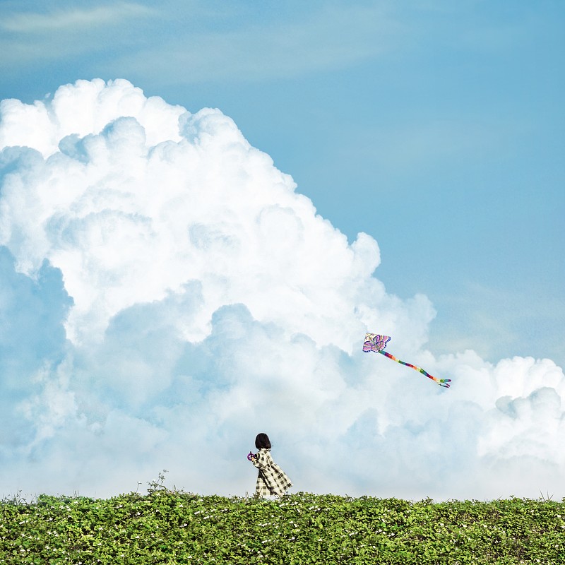 蓝天白云下草地上放风筝的女孩图片下载