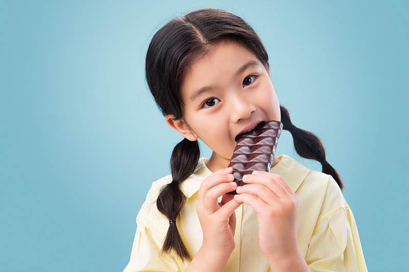 吃巧克力的小女孩图片素材